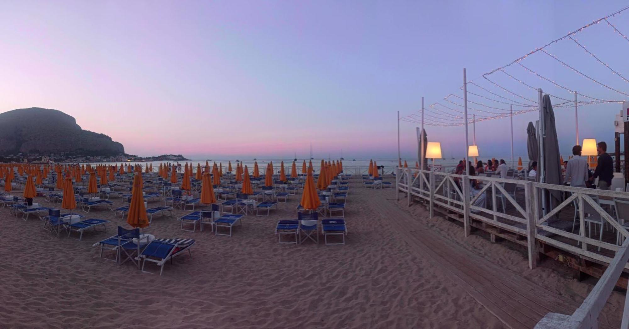 Green House Beach Hotel Мондело Екстериор снимка